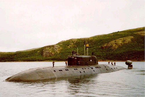 Các tàu ngầm nguyên tử lớp 945 được Liên bang Xô viết đóng mới trong giai đoạn 1976 tới 1986 với 2 tàu là K-239 Carp và K-276 Kostroma. Toàn bộ phần thân 2 tàu ngầm nói trên đều sử dụng titanium, vật liệu đắt hơn vàng ở thời điểm đó, mang đặc tính vật lý bền vững hơn thép, nhưng gần như vô hiệu hóa được các loại ngư lôi từ tính của đối phương.
